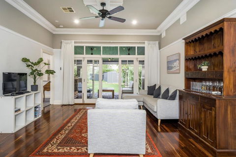 Incredible 3-Bed Renovated Home With Huge Garden - Accommodation Australia 0