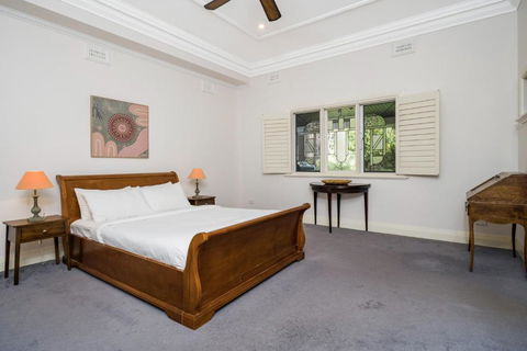 Incredible 3-Bed Renovated Home With Huge Garden - Accommodation Australia 1