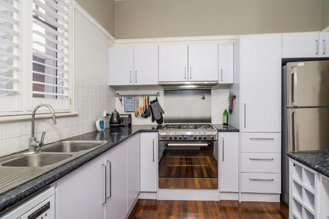 Incredible 3-Bed Renovated Home With Huge Garden - Accommodation Australia 2