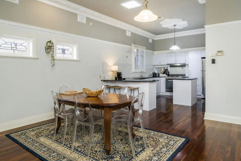 Incredible 3-Bed Renovated Home With Huge Garden - Accommodation Australia 3