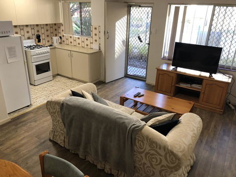 Affordable Comfortable Inglewood Apartment+Pool - Accommodation Australia 3