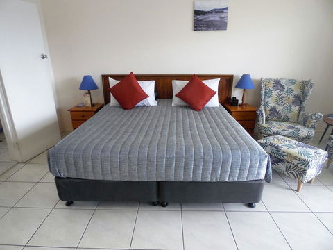Airlie Court Units - Accommodation Australia 0