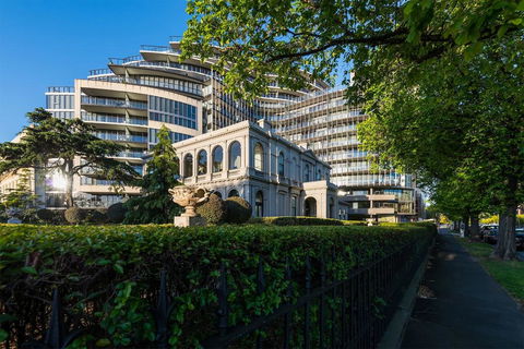 Albert Park City View Stylish 1 Bedroom Apartment - Accommodation Australia 0