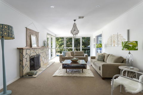 ALLAMBEA - MOUNT ELIZA - Accommodation Australia 2