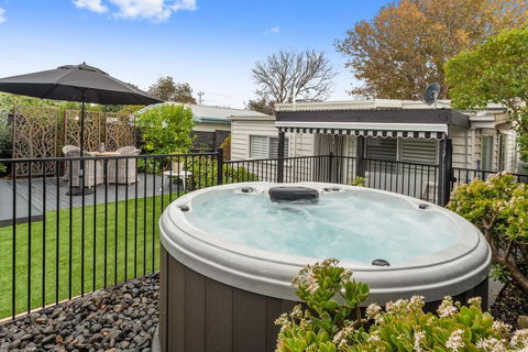 Amber Cottage, Luxury Seaside Retreat With Outdoor Spa! - Accommodation Australia 1