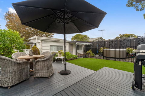 Amber Cottage, Luxury Seaside Retreat With Outdoor Spa! - Accommodation Australia 0