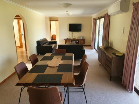 Annies Holiday Units - Bed n Breakfasts 0