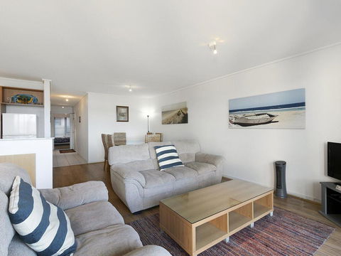 APARTMENT 26 PACIFIC APARTMENTS - Walk To Town - Accommodation Australia 3