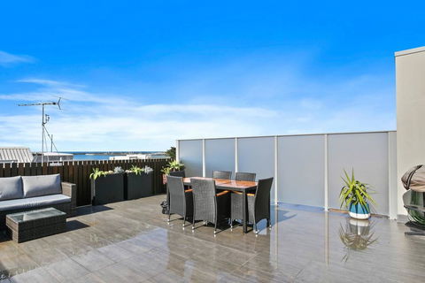 APOLLO 13 PENTHOUSE - Free Wifi & Huge Terrace! - Accommodation Australia 3