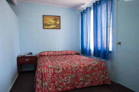 Artesian Motor Inn - Australia Shopping 2