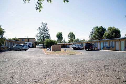 Artesian Motor Inn - Australia Shopping 1
