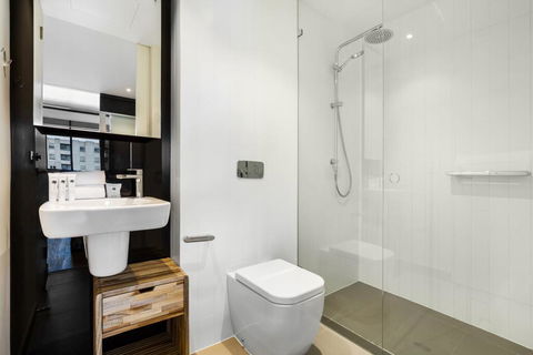 Artsy Apartment CBD City Views And Balcony - Accommodation Australia 3