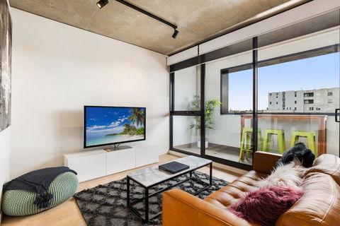 Artsy Apartment CBD City Views And Balcony - Accommodation Australia 1