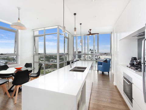 As The Sun Sets - Modern And Spacious 2BR Zetland Apartment Facing The Setting Sun - Accommodation Australia 2
