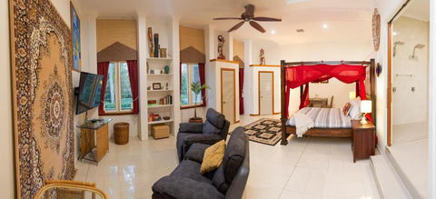 LUXURY Apartment Studio PORT DOUGLAS 65 SQ MTRS And Bath - Accommodation Australia 3