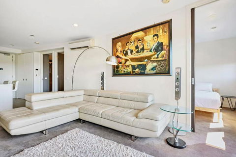 Maribyrnong Marvel Charm With Cityscape Bliss - Accommodation Australia 1