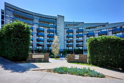 Maribyrnong Marvel Charm With Cityscape Bliss - Accommodation Australia 2