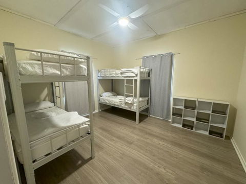 Massive 3 Bedroom Home With Backyard - Accommodation Australia 0