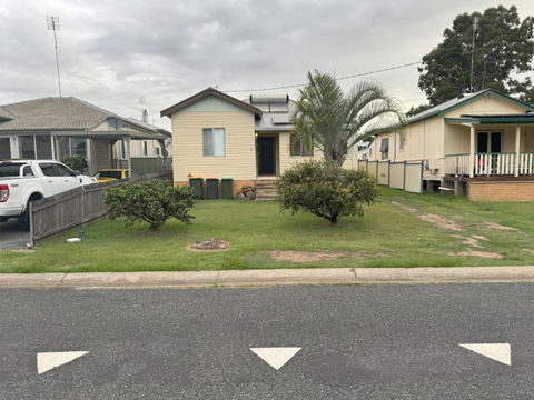 Massive 3 Bedroom Home With Backyard - Accommodation Australia 3