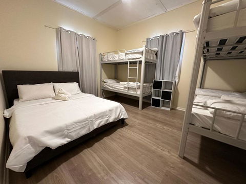 Massive 3 Bedroom Home With Backyard - Accommodation Australia 1