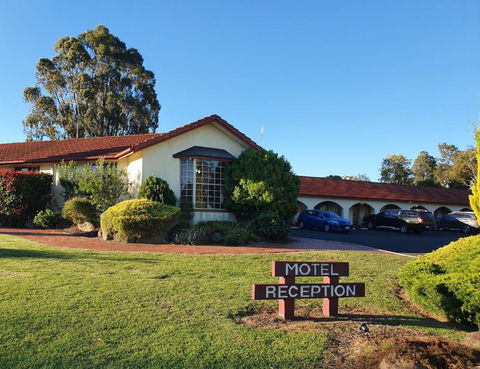 McNevins Warwick Motel - Bed n Breakfasts 0