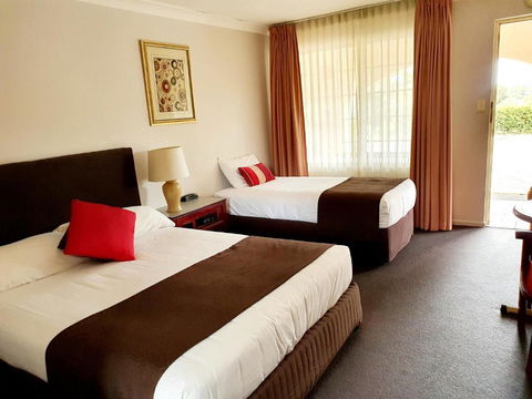 McNevins Warwick Motel - Bed n Breakfasts 2