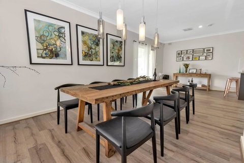 Mid Century 4 Bedroom Getaway In Barossa Vineyard - Local Tourism 2