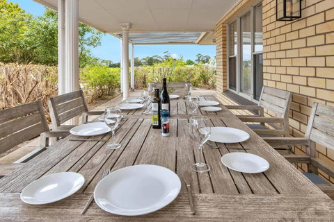 Mid Century 4 Bedroom Getaway In Barossa Vineyard - Local Tourism 3