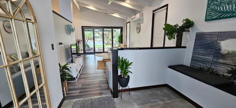 MOOLOOLABA CANAL HOME - Modern 4Bedroom With Spa, Sauna And Private Pontoon - NEW Proprietor 2024 - Local Tourism 2