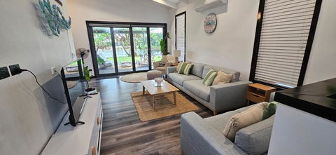 MOOLOOLABA CANAL HOME - Modern 4Bedroom With Spa, Sauna And Private Pontoon - NEW Proprietor 2024 - Local Tourism 0