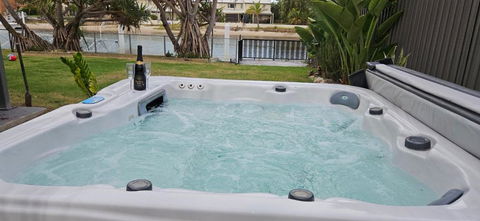 MOOLOOLABA CANAL HOME - Modern 4Bedroom With Spa, Sauna And Private Pontoon - NEW Proprietor 2024 - Local Tourism 1