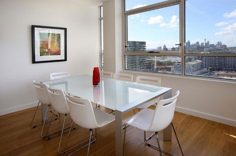 Moore To See - Modern And Spacious 3BR Zetland Apartment With Views Over Moore Park - Accommodation Australia 1