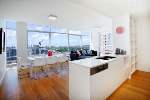 Moore To See - Modern And Spacious 3BR Zetland Apartment With Views Over Moore Park - Accommodation Australia 3