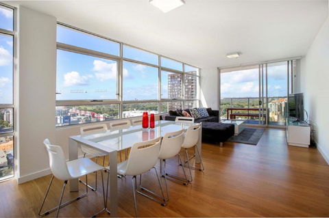 Moore To See - Modern And Spacious 3BR Zetland Apartment With Views Over Moore Park - Accommodation Australia 0