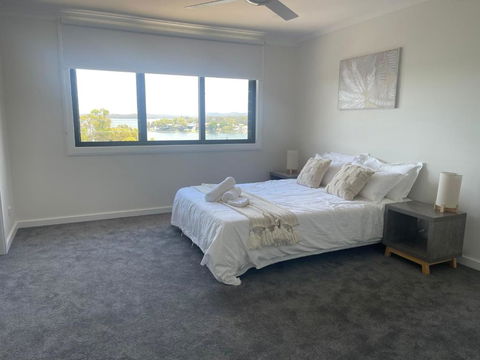 Mirrabooka Magic - Luxury By The Lake - Accommodation Australia 2