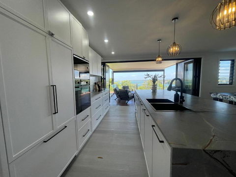 Mirrabooka Magic - Luxury By The Lake - Accommodation Australia 1