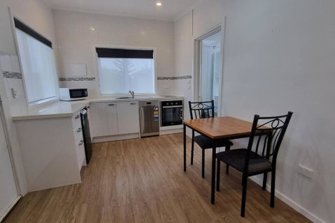 Modern 1 Bedroom Studio Free Parking Close To CBD - Accommodation Australia 0