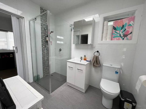 Modern 1 Bedroom Studio Free Parking Close To CBD - Accommodation Australia 1