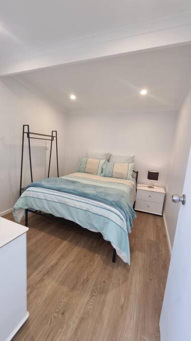 Modern 1 Bedroom Studio Free Parking Close To CBD - Accommodation Australia 2