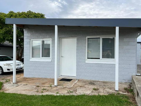 Modern 1 Bedroom Studio Free Parking Close To CBD - Accommodation Australia 3