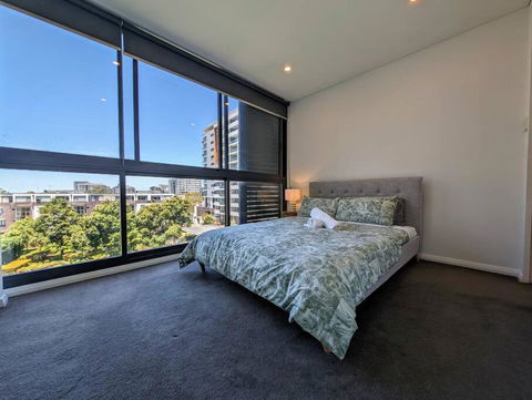 Modern 2 Bedroom Apartment Close To All Amenities! - Accommodation Australia 0
