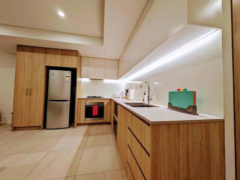 Modern 2 Bedroom Apartment Close To All Amenities! - Accommodation Australia 2