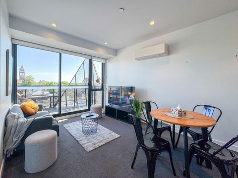 Modern 2B Apartment With City Views - Australia Shopping 3