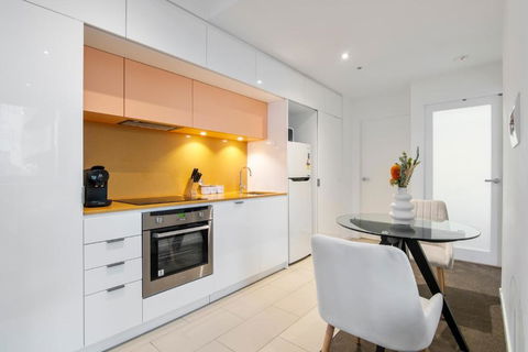 Modern 2BR Apt W City Views, Balcony & Wi-Fi - Accommodation Australia 1