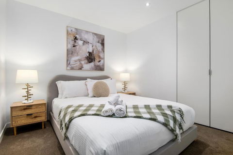 Modern 2BR Apt W City Views, Balcony & Wi-Fi - Accommodation Australia 3