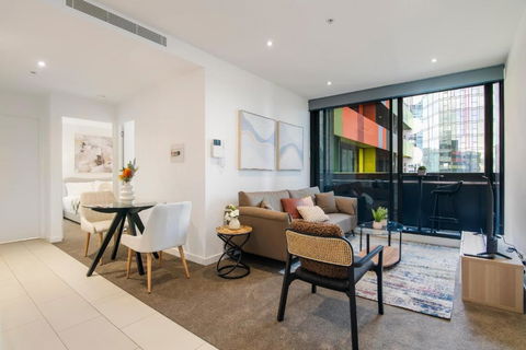 Modern 2BR Apt W City Views, Balcony & Wi-Fi - Accommodation Australia 2