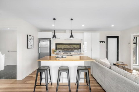 Modern And Scenic Valley Escape - Accommodation Australia 0