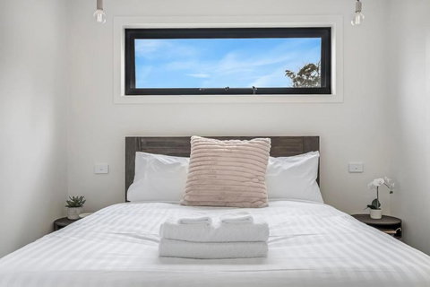 Modern And Scenic Valley Escape - Accommodation Australia 3