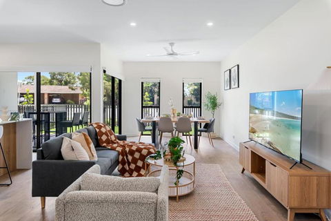 Modern Brand New House Near Mall Park With 2Parking - Local Tourism 2