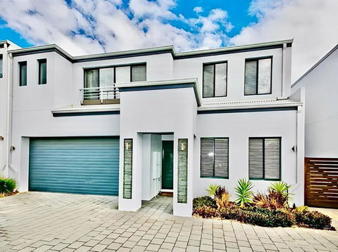 Modern Double-Story Abode A Scarborough Delight - Accommodation Australia 0